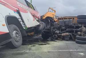 Bus, taxi y volqueta chocan en Saquisil&iacute;; Bomberos atendieron la emergencia
