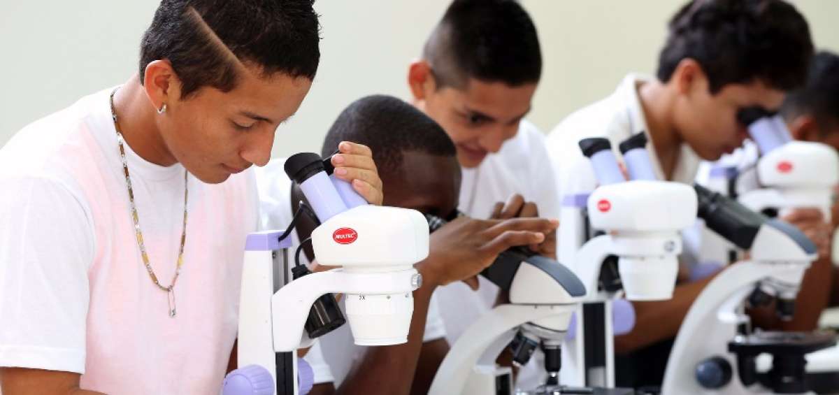 La Unidad San Miguel de Putumayo cuenta con laboratorios de f&iacute;sica, qu&iacute;mica y ciencias.