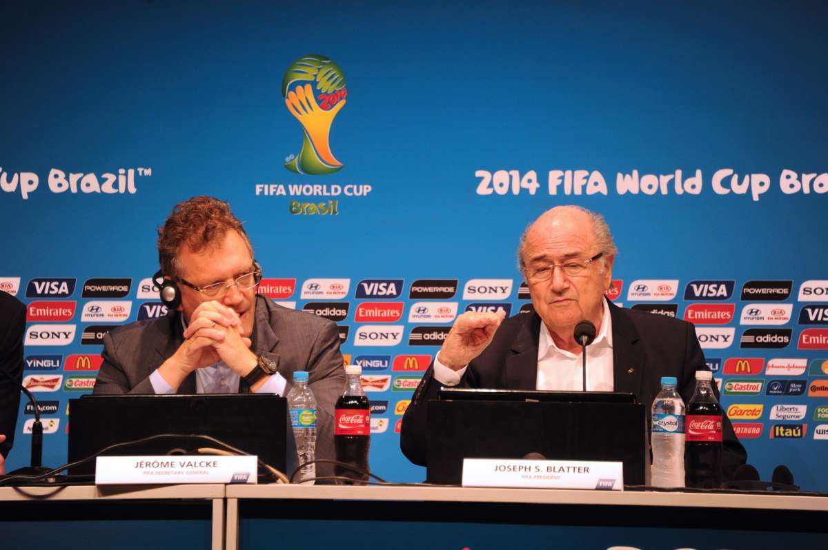 Jerome Valcke y Joseph Blatter brindaron una rueda de prensa hoy donde dieron la posta del Mundial a Rusia, que lo organizar&aacute; en 2018. Foto: AFP