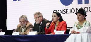 Las autoridades del CNE durante el tercer reporte de la jornada electoral.