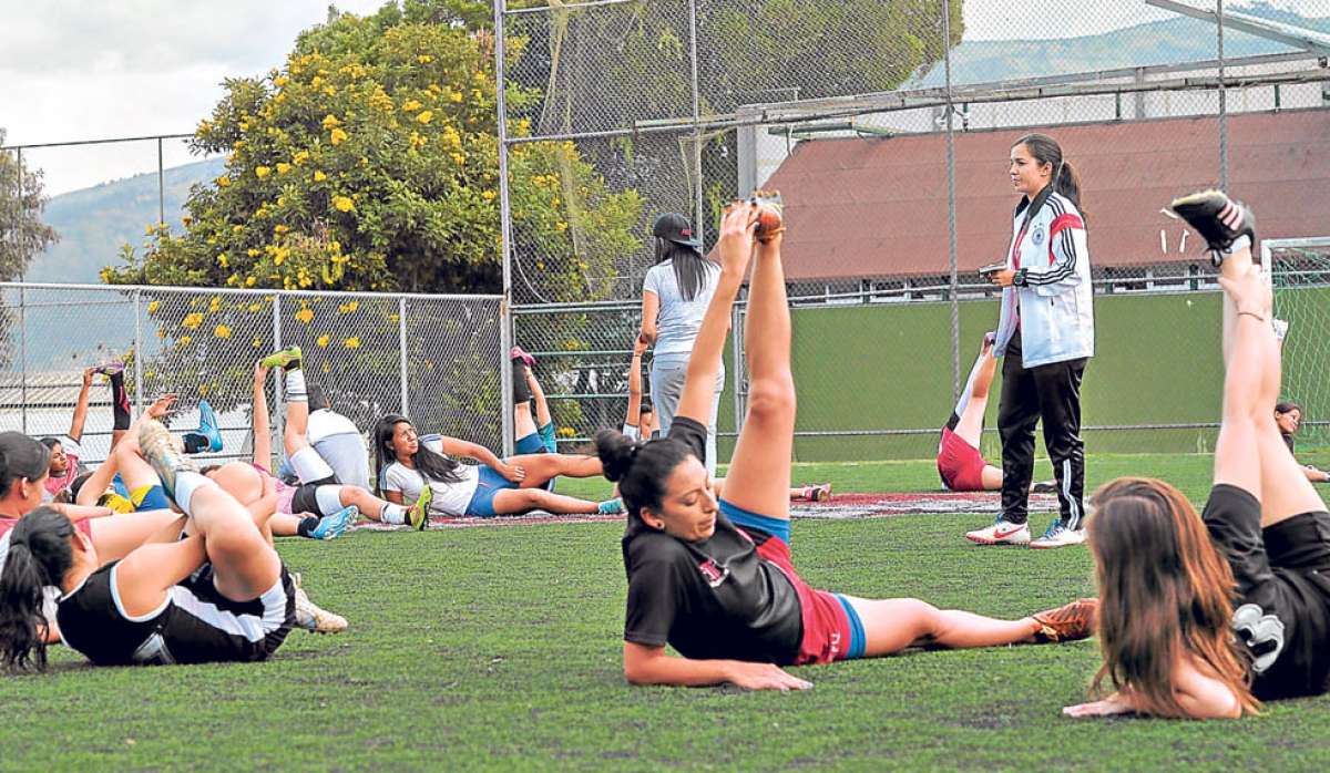 Las jugadoras de Universidad San Francisco de Quito durante una pr&aacute;ctica en enero. Las chicas no tienen todav&iacute;a actividad oficial. Foto: Santiago Aguirre / El Tel&eacute;grafo