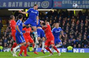 Branislav Ivanovic (arriba) cuando conect&oacute; de cabeza el bal&oacute;n que luego se introdujo en el arco del Liverpool. Foto: AFP