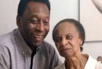 Pelé junto a su madre Doña Celeste, en una publicación reciente del 'crack' brasileño.