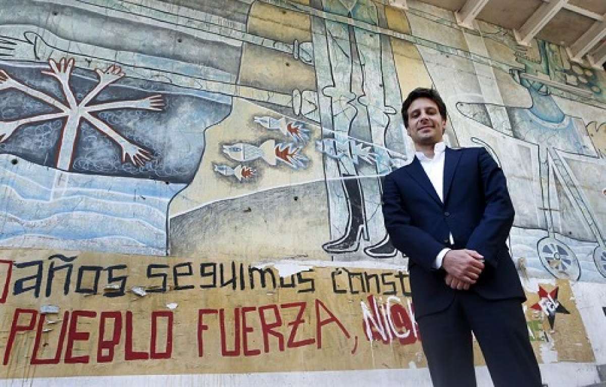  El ministro de Educaci&oacute;n de Ecuador, Guillaume Long, tras ofrecer una charla el jueves, en la Facultad de Periodismo de la Universidad de Chile, en Santiago. Foto: EFE