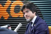 El legislador de la Revolución Ciudadana Santiago D. se entregó a las autoridades tras ser denunciado por supuesta violación a una menor. Sus celulares encontrados  en allanamientos podrían revelar nuevos hechos graves, según el ministro de Gobierno, José de La Gasca.