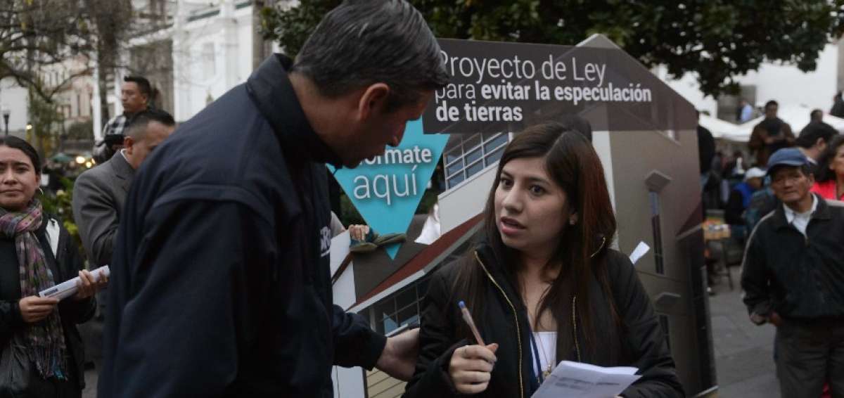 Colectivos sociales y miembros del SRI informan a la ciudadan&iacute;a sobre la Ley de Plusval&iacute;a