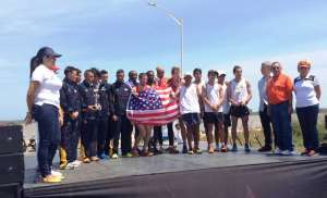 El equipo ecuatoriano (d) durante la premiaci&oacute;n de Cross Country en Barranquilla. Foto: tomada de @FEcAtletismo