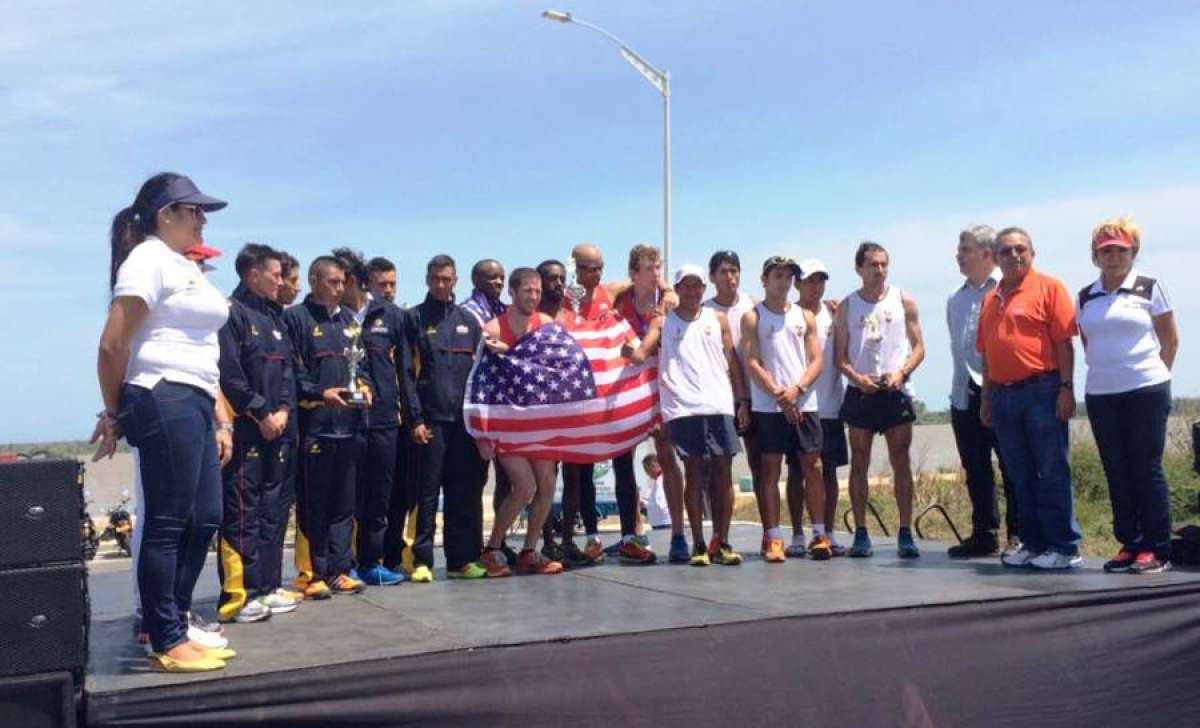 El equipo ecuatoriano (d) durante la premiaci&oacute;n de Cross Country en Barranquilla. Foto: tomada de @FEcAtletismo