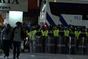 Padres de familia se congregaron en los exteriores de la instituci&oacute;n para exigir informaci&oacute;n sobre el caso denunciado.
