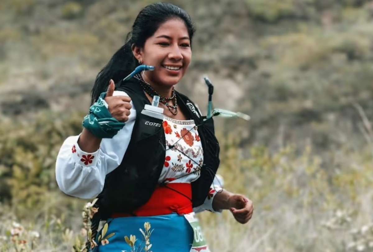 Yanna Guill&iacute;n cruz&oacute; la meta con la bandera de Ecuador tras completar una de las pruebas m&aacute;s exigentes del trail.