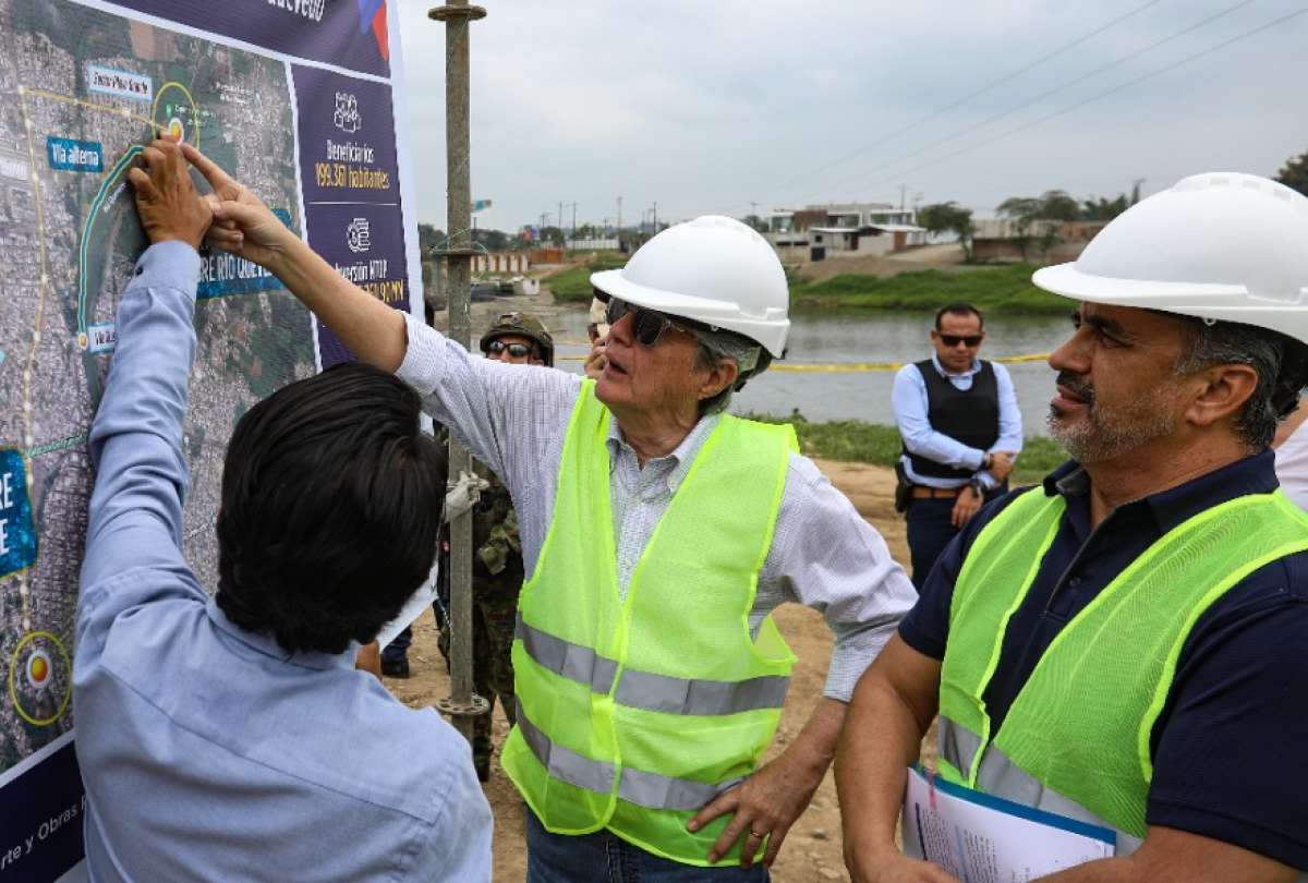 El presidente Guillermo Lasso inspeccionó el avance del puente Carrozable en Quevedo.