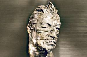 La escultura se contradice con el personaje
