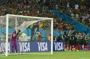 El arquero Stipe Pletikosa, de Croacia, se lamenta luego de que Javier Hern&aacute;ndez marc&oacute; el tercer tanto. Foto: AFP.