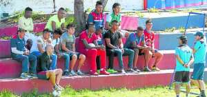 Luis Ch&eacute;rrez y Fabi&aacute;n Cubero (der.) conversan con los jugadores que asistieron ayer a Carcel&eacute;n para entrenarse.