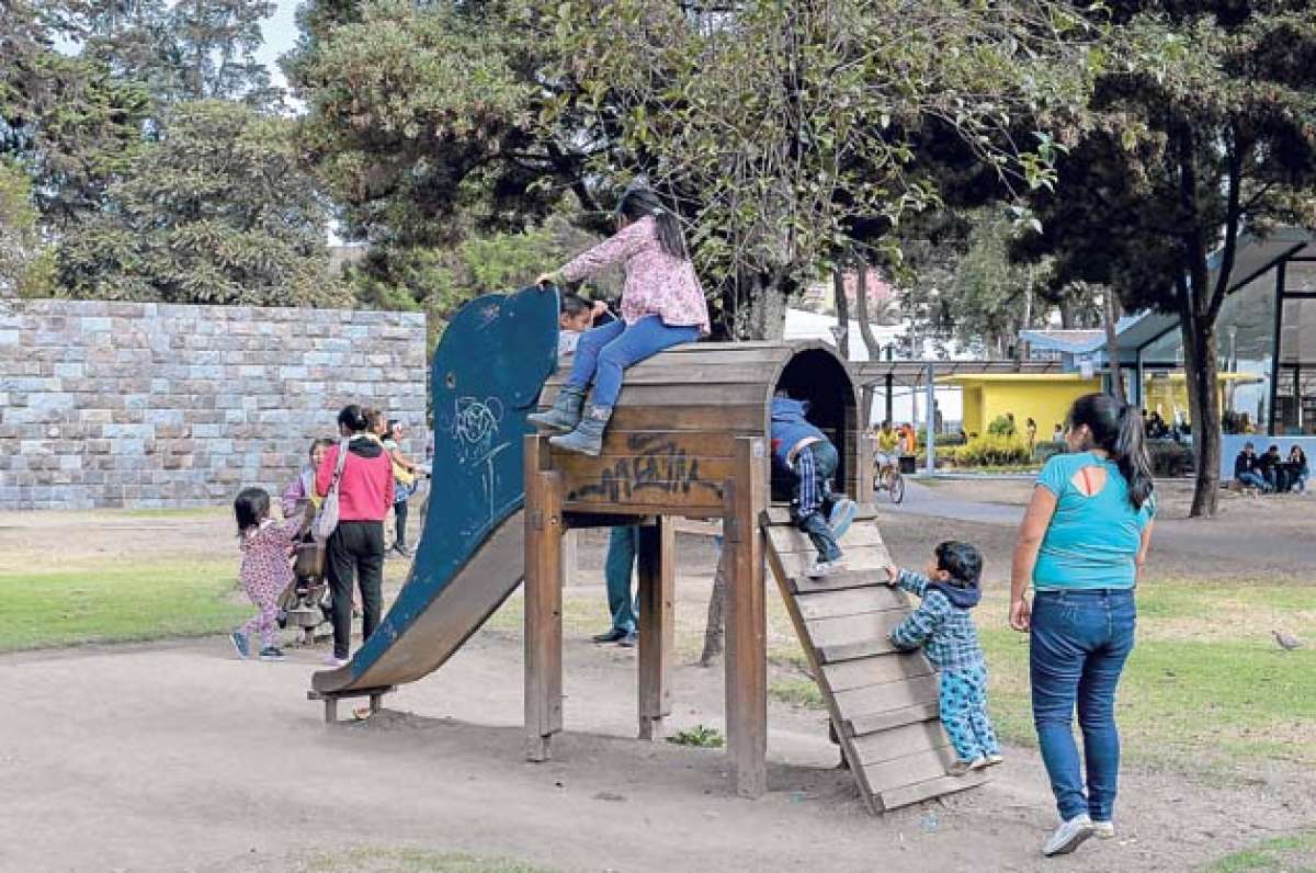 Los alumnos y profesores que por distintas razones no pudieron salir de viaje en vacaciones, ocuparon su tiempo libre en otras actividades como el deporte. Foto: Archivo/ El Tel&eacute;grafo