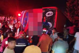 Personal de rescate atendió a los heridos en el sitio del volcamiento en El Empalme.