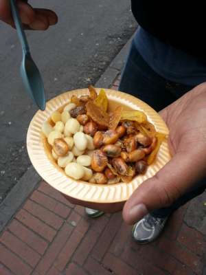 Ana Pilataxi de 58 años se dedica a la elaboración y venta de catzos.