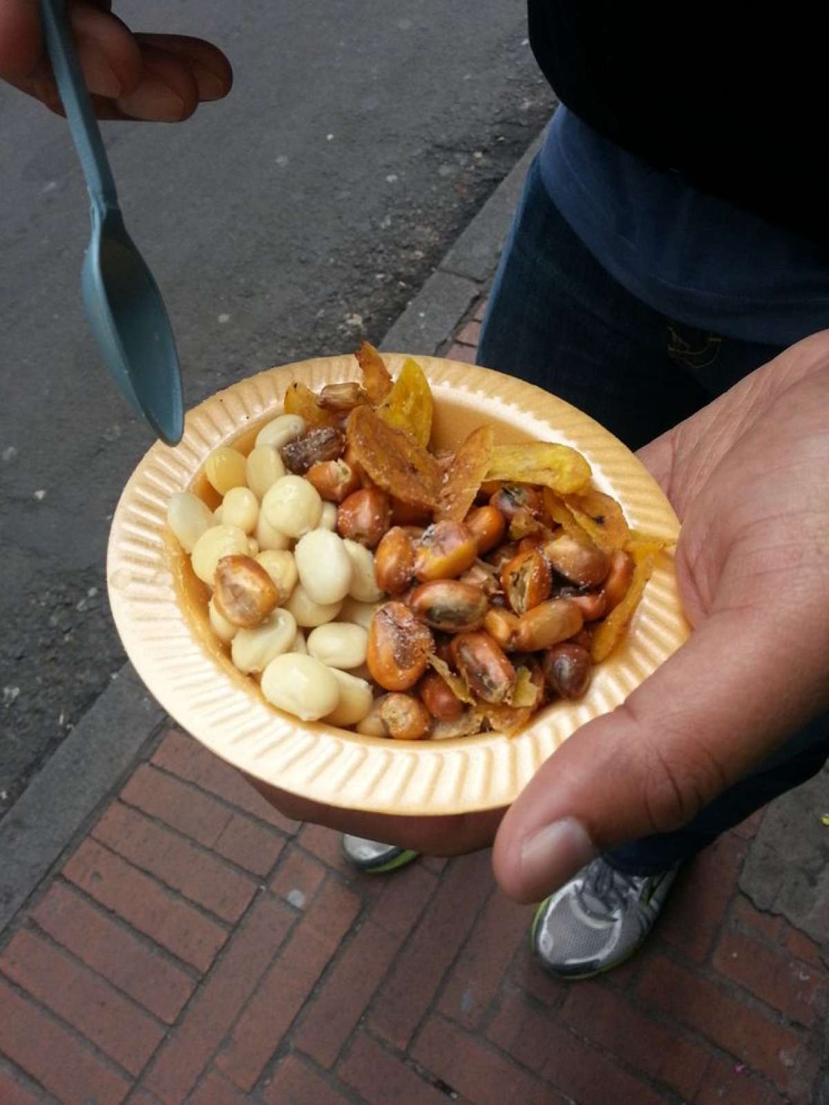 Ana Pilataxi de 58 años se dedica a la elaboración y venta de catzos.