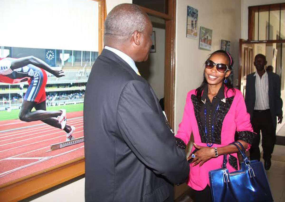 Rita Jeptoo (d.) fue acusada meses atr&aacute;s de competir dopada, a lo que ella pidi&oacute; una contra prueba. Foto: Archivo