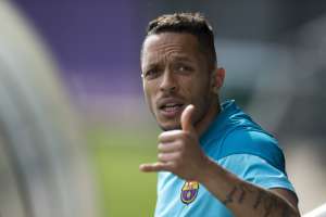 El defensa brasile&ntilde;o Adriano es una de las bajas en la pretemporada del FC Barcelona. Foto: Internet/EFE