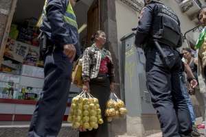 Polic&iacute;as metropolitanos retiraron la mercanc&iacute;a de los vendedores. Foto: Fernando Sandoval/ EL TEL&Eacute;GRAFO.