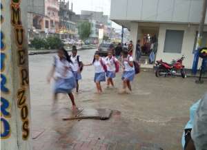 Viviendas y caminos vecinales afectados por lluvias en Esmeraldas