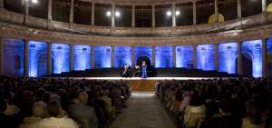 Los escenarios habituales del festival son el Palacio Carlos V de la Alhambra y los Jardines del Generalife.