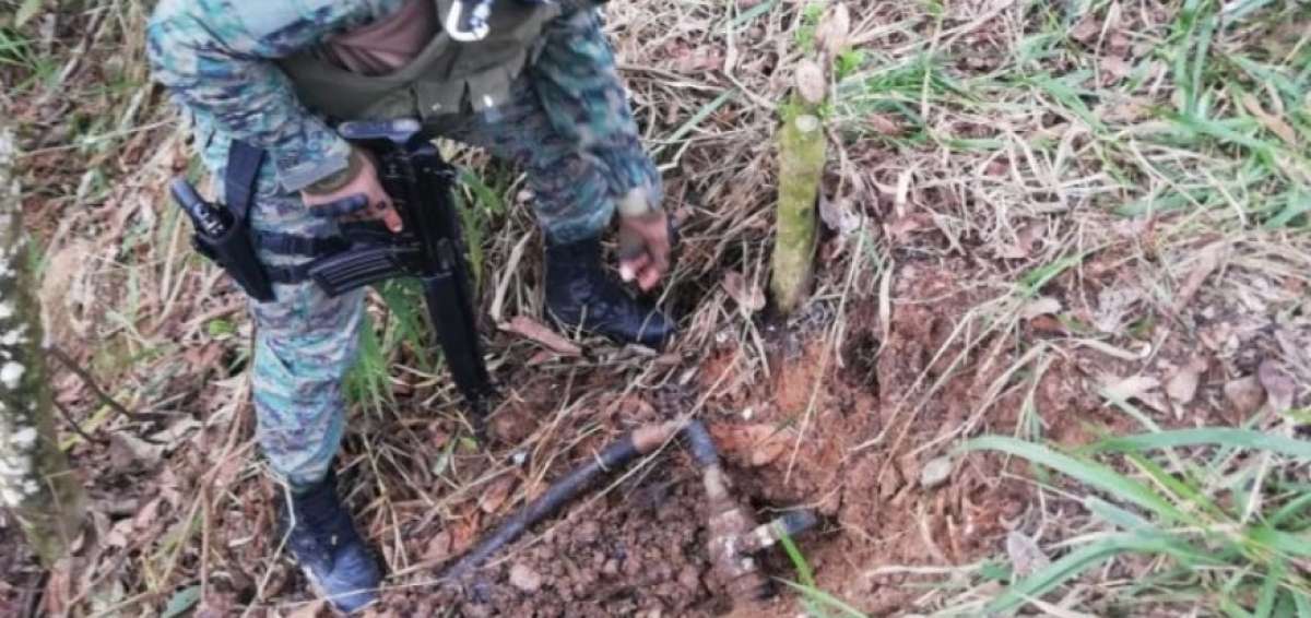Militares descubrieron una tuber&iacute;a clandestina desde donde se robaba combustible.