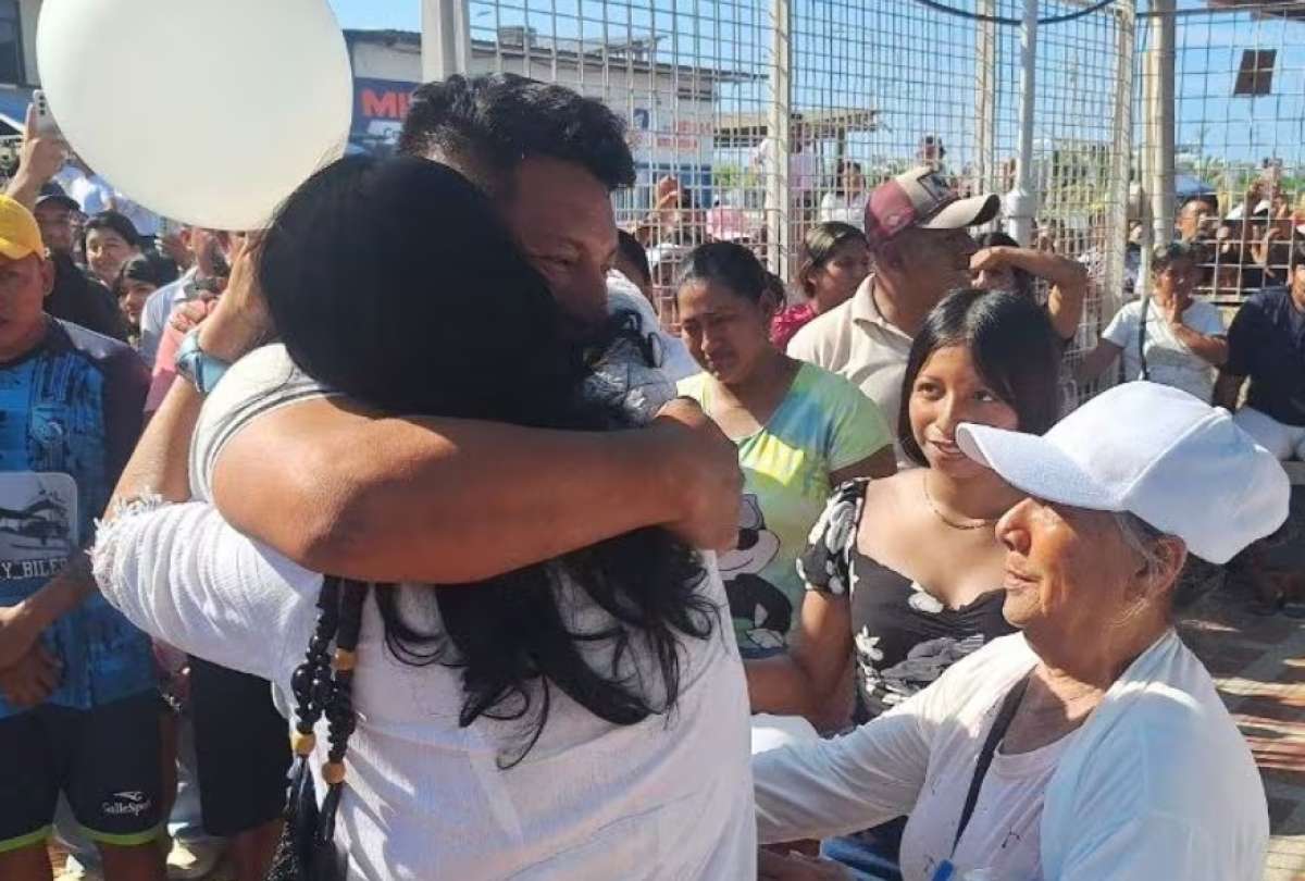 Entre abrazos, familiares recibieron en Guayaquil a parte de los ecuatorianos rescatados tras el siniestro mar&iacute;timo.