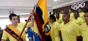 Esteban Enderica (i) realiza el tradicional Pase de la Bandera, ante 28 deportistas que participaron la ma&ntilde;ana de ayer en la ceremonia de abanderamiento que se realiz&oacute; en el auditorio principal del Comit&eacute; Ol&iacute;mpico Ecuatoriano.