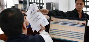 Una ciudadana venezolana presenta documentaci&oacute;n en una oficina de migraci&oacute;n.