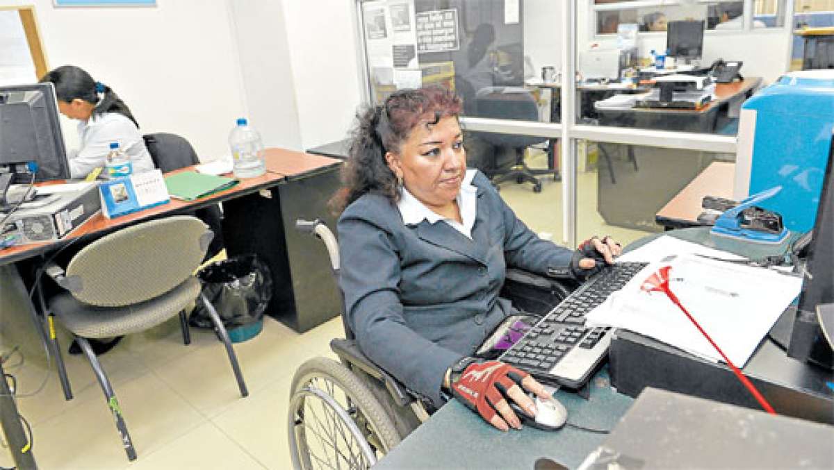 Nelly Ozaeta trabaja hace 7 a&ntilde;os en la Corporaci&oacute;n Nacional de Telecomunicaciones (CNT) como asistente del &aacute;rea de Trabajo Social. Foto: Lylibeth Coloma