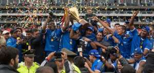 Los jugadores de Emelec en el momento en que reciben el trofeo que los acredita como campeones nacionales. Pedro Qui&ntilde;&oacute;nez y Gabriel Achilier, que se dividieron la capitan&iacute;a en esta temporada, levantaron juntos la copa.   