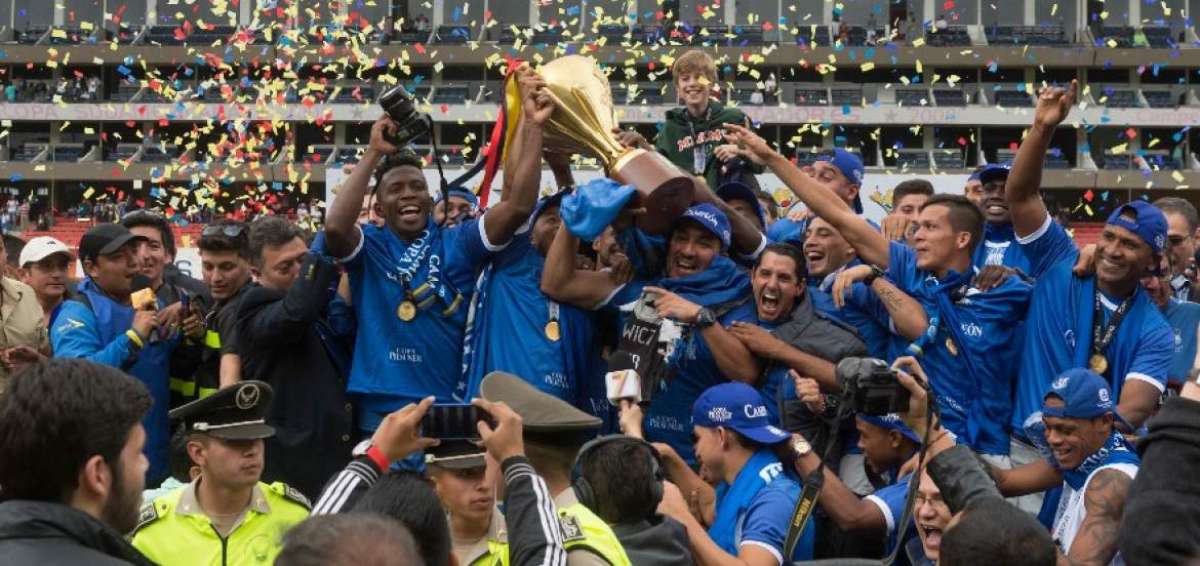 Los jugadores de Emelec en el momento en que reciben el trofeo que los acredita como campeones nacionales. Pedro Qui&ntilde;&oacute;nez y Gabriel Achilier, que se dividieron la capitan&iacute;a en esta temporada, levantaron juntos la copa.   