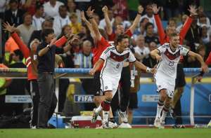 Joachim L&ouml;w (i.) enfatiz&oacute; que el &eacute;xito alem&aacute;n es un trabajo de 10 a&ntilde;os. Foto: AFP