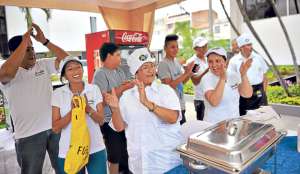 Nila Rosado (c) celebra alborozada su paso a la final del Mundial en representaci&oacute;n de Manab&iacute;. Familiares y colaboradores la aplaudieron ayer. Foto: Rodolfo P&aacute;rraga/El Tel&eacute;grafo