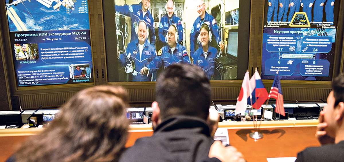 Los nuevos inquilinos de la ISS pudieron hablar con familiares y amigos por medio de un monitor de video en el Centro de Control de Misiones de Mosc&uacute;.