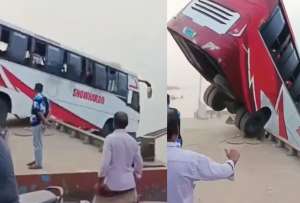 Equipos de rescate trabajan en el r&iacute;o Padma tras la ca&iacute;da del autob&uacute;s.