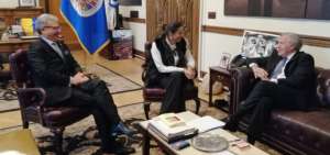 La ministra de Gobierno, Mar&iacute;a Paula Romo, se reuni&oacute; con el representante de la OEA (d) en Washington, este lunes 16 de diciembre.