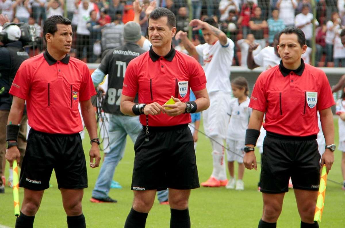 Carlos Vera (c.) dirigir&aacute; uno de los encuentro que involucra a los equipos que quieren evitar el descenso. Foto: Tomada de Ecuafutbol.org