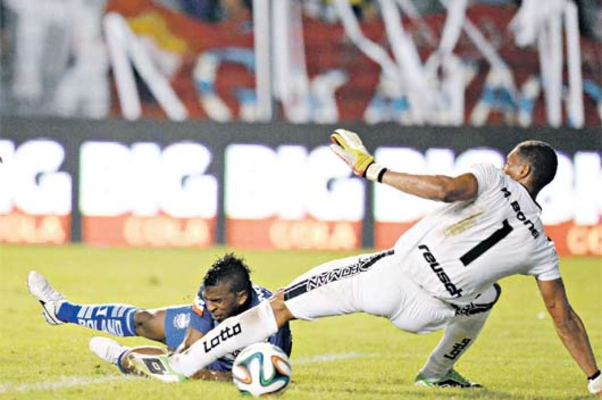 Miller Bola&ntilde;os (izq.) trastabill&oacute; en los &uacute;ltimos metros cuando encaraba al portero Adri&aacute;n Bone, sin embargo, el volante &lsquo;millonario&rsquo; coloc&oacute; la pelota al extremo diestro para el 2-0. Foto: Karly Torres | El  Telegrafo