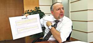 Richard Espinosa, presidente del directorio del IESS, asegura que existen intereses econ&oacute;micos en disputa.