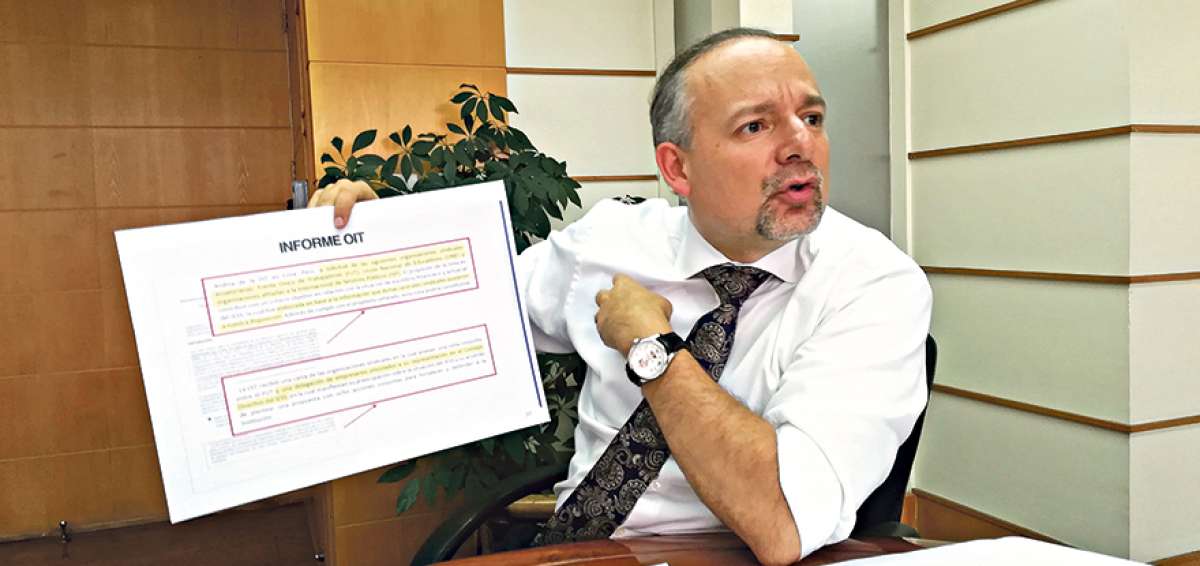 Richard Espinosa, presidente del directorio del IESS, asegura que existen intereses econ&oacute;micos en disputa.