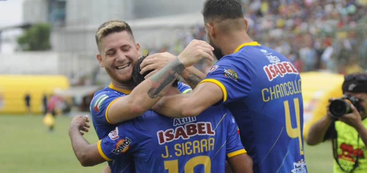 Los jugadores del Delf&iacute;n celebraron la victoria sobre Guayaquil City y su vuelta al pin&aacute;culo del certamen local. Desean ganar la segunda etapa y ce&ntilde;irse la corona.
