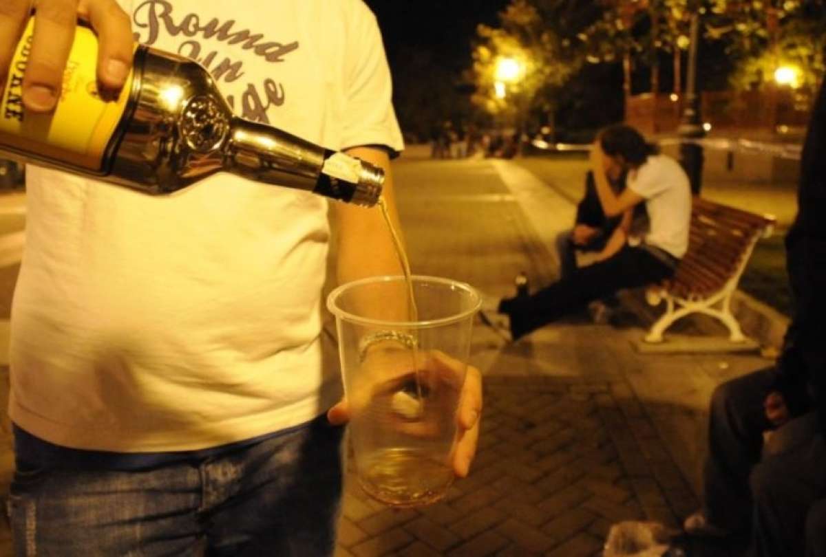 En Quito se sanciona a las personas que beben en la calle. Conozca la alternativa que tienes si no cuentas con dinero para la multa.