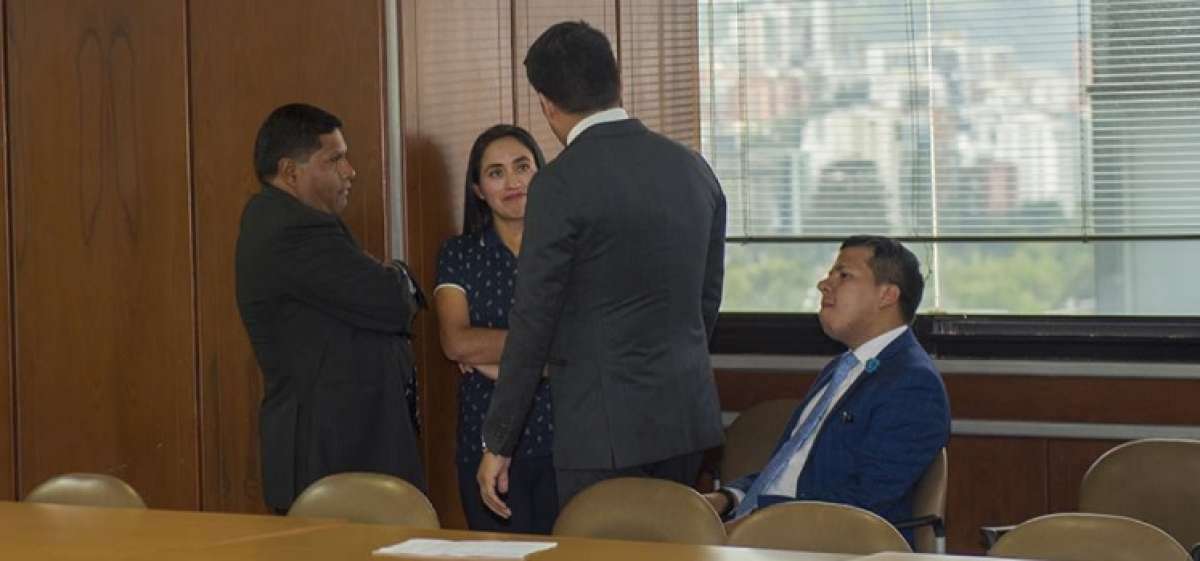 Los exagentes Ra&uacute;l Chicaiza (i) y Diana Falc&oacute;n durante una audiencia.