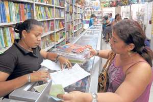Valor de &uacute;tiles escolares no debe superar el salario b&aacute;sico unificado