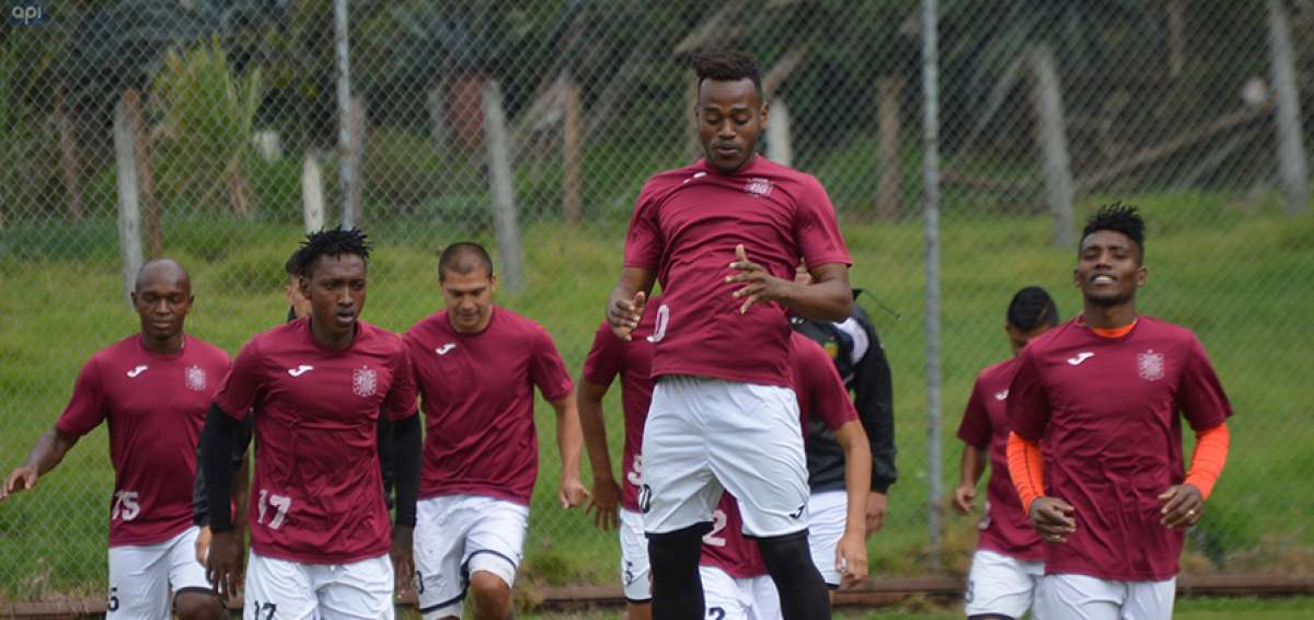 Los jugadores de Deportivo Cuenca durante un entrenamiento en el complejo de Patamarca, antes de su partido por la Copa Sudamericana.