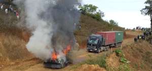 Seg&uacute;n la informaci&oacute;n preliminar, veh&iacute;culos fueron incendiados por los grupos violentos.