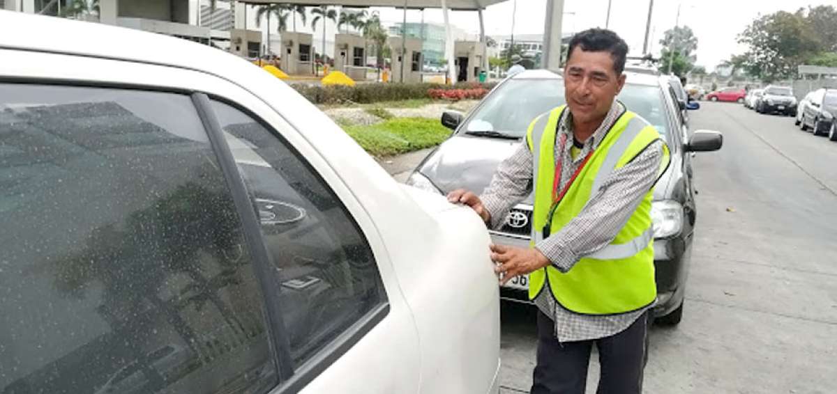 El joven vive el momento y cuando es viejo, ya es tarde